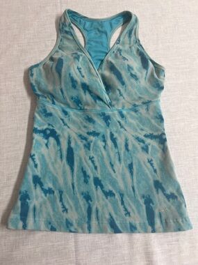 🌞 Aerodynamics blue tie dyed athletic surplice tank top shelf bra S